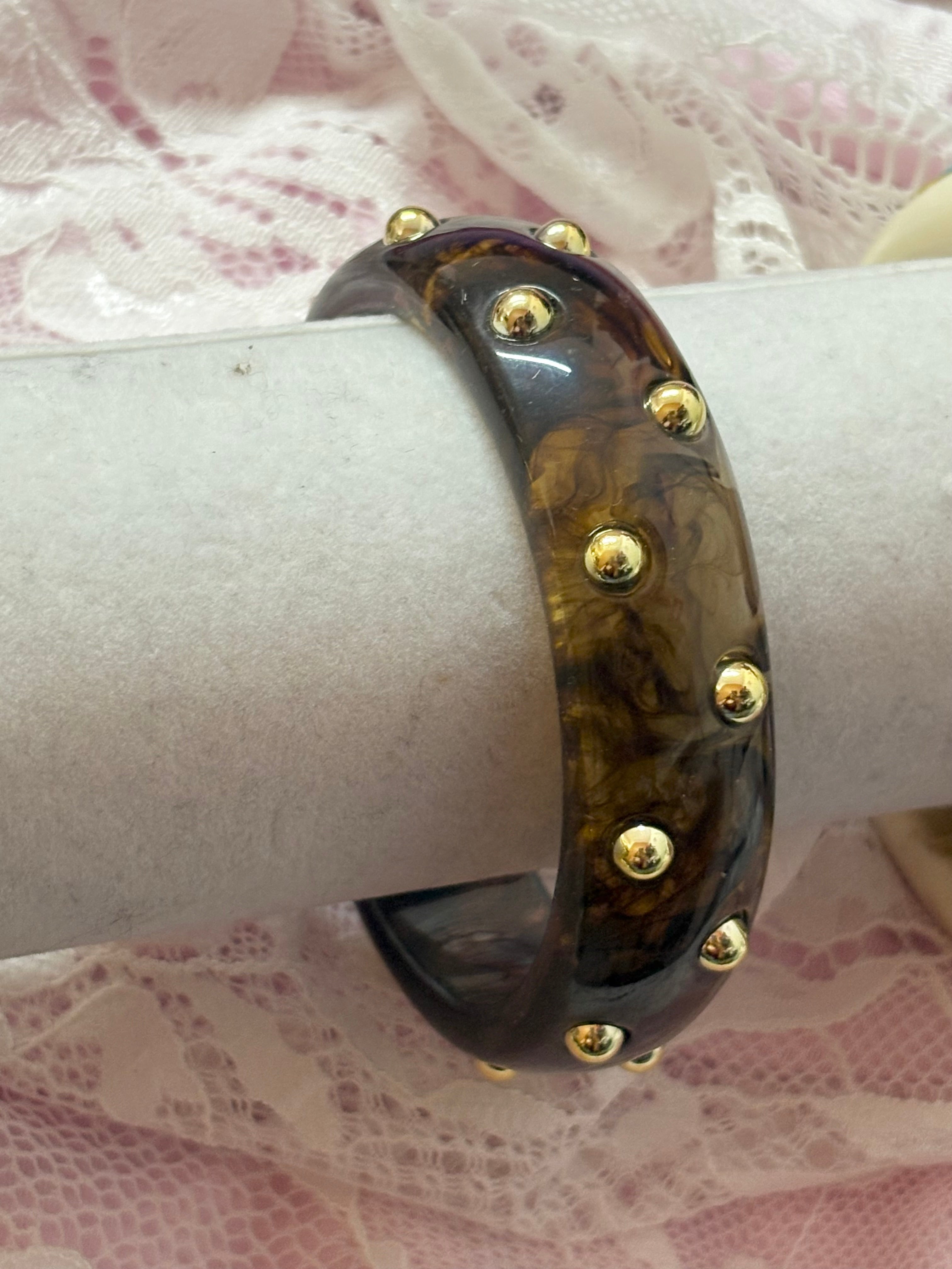 Brazalete acrílico remaches