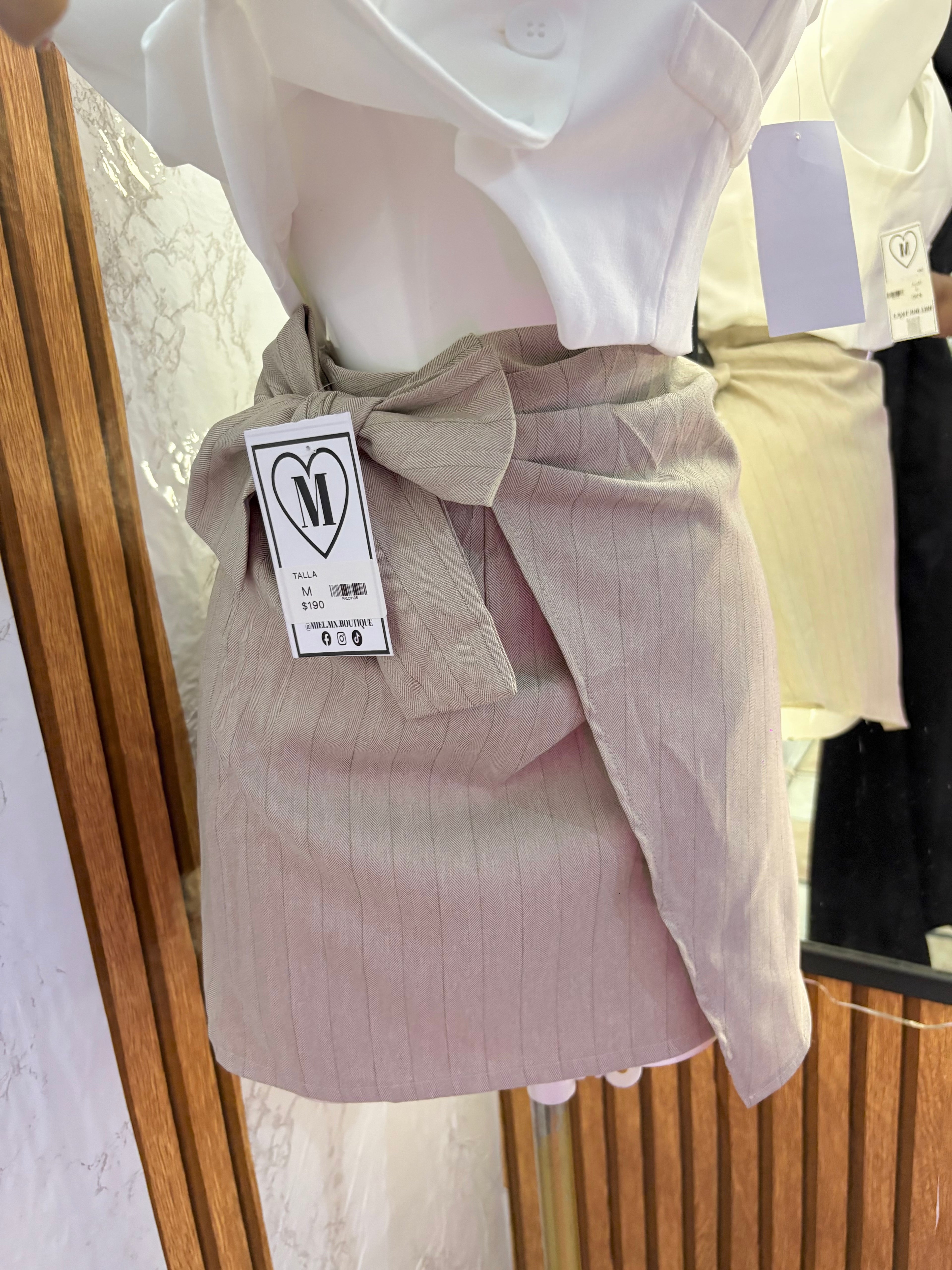 Falda nudo asimétrica “G”