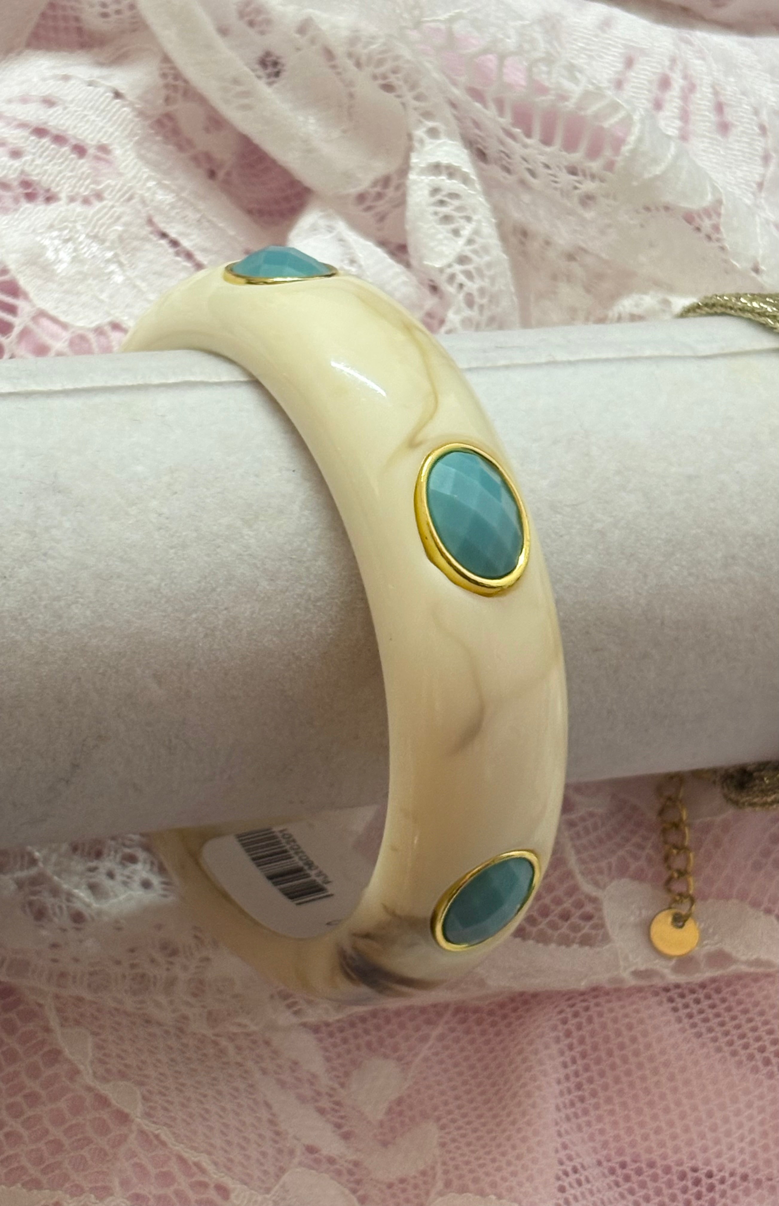 Brazalete acrílico remaches