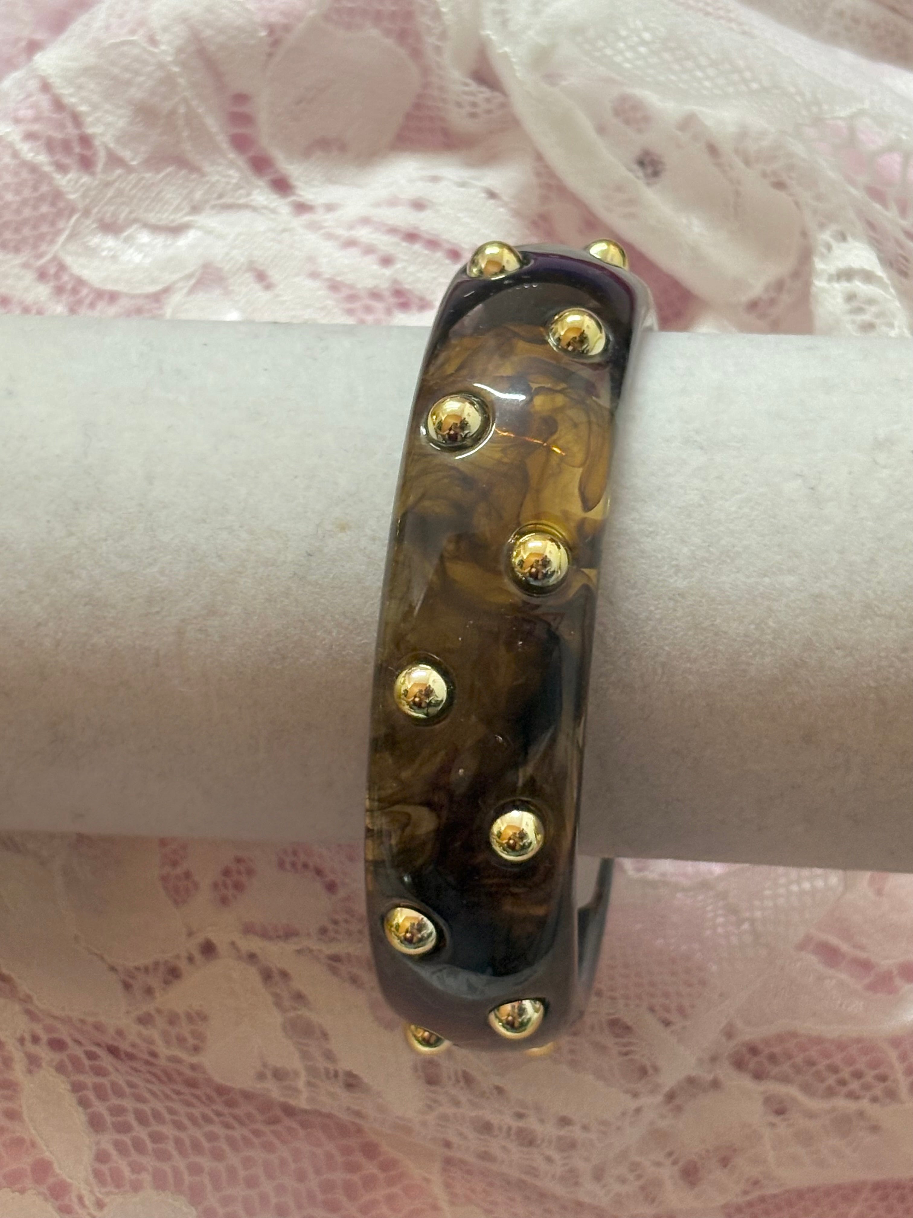 Brazalete acrílico remaches