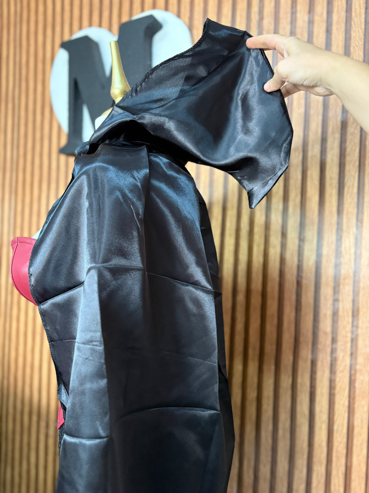 Capa negra satinada