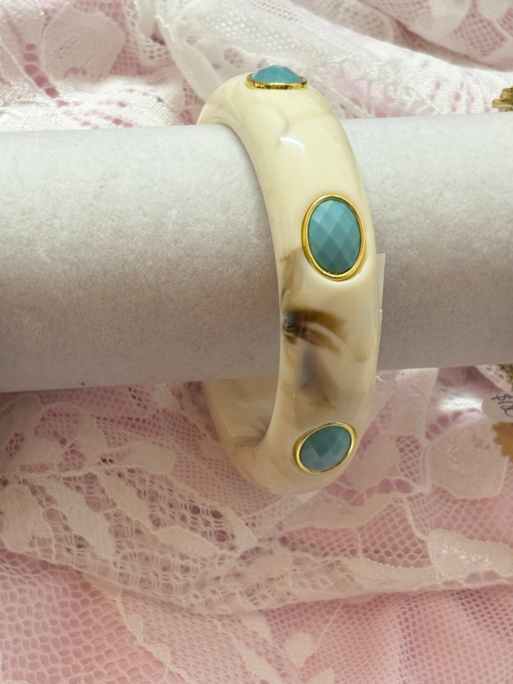 Brazalete acrílico remaches